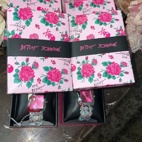 One pieceBETSET JOHNSON XOX WATCHES NWTAND BOX